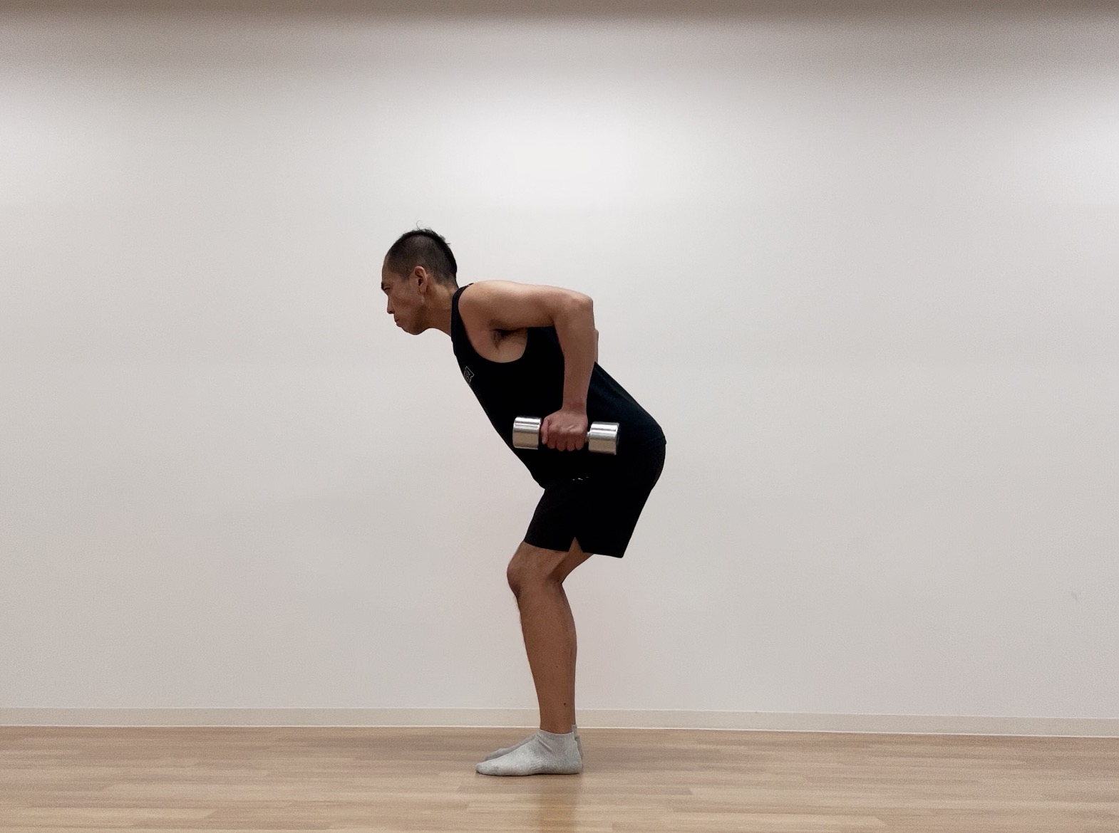 ダンベルで背中引き締め ダンベルローイングの正しいフォーム・やり方